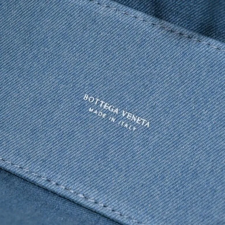 Batch 1460 BV denim tote shopping bag mini. The light-colored denim denim is so beautiful. It will definitely be a favorite among denim lovers. It is simple, really special, casual and chill. If you don’t buy a denim bag this year, you won’t dare to say that you know fashion! 25×16×8cm, model: 9894#